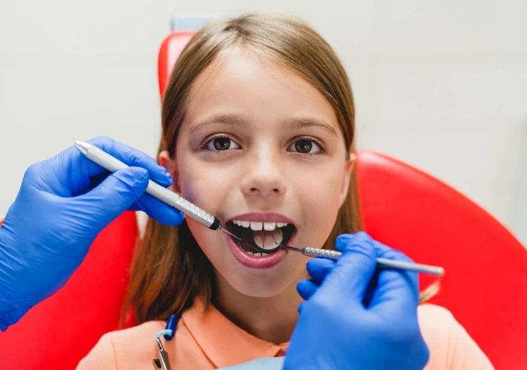 dziewczynka u dentysty