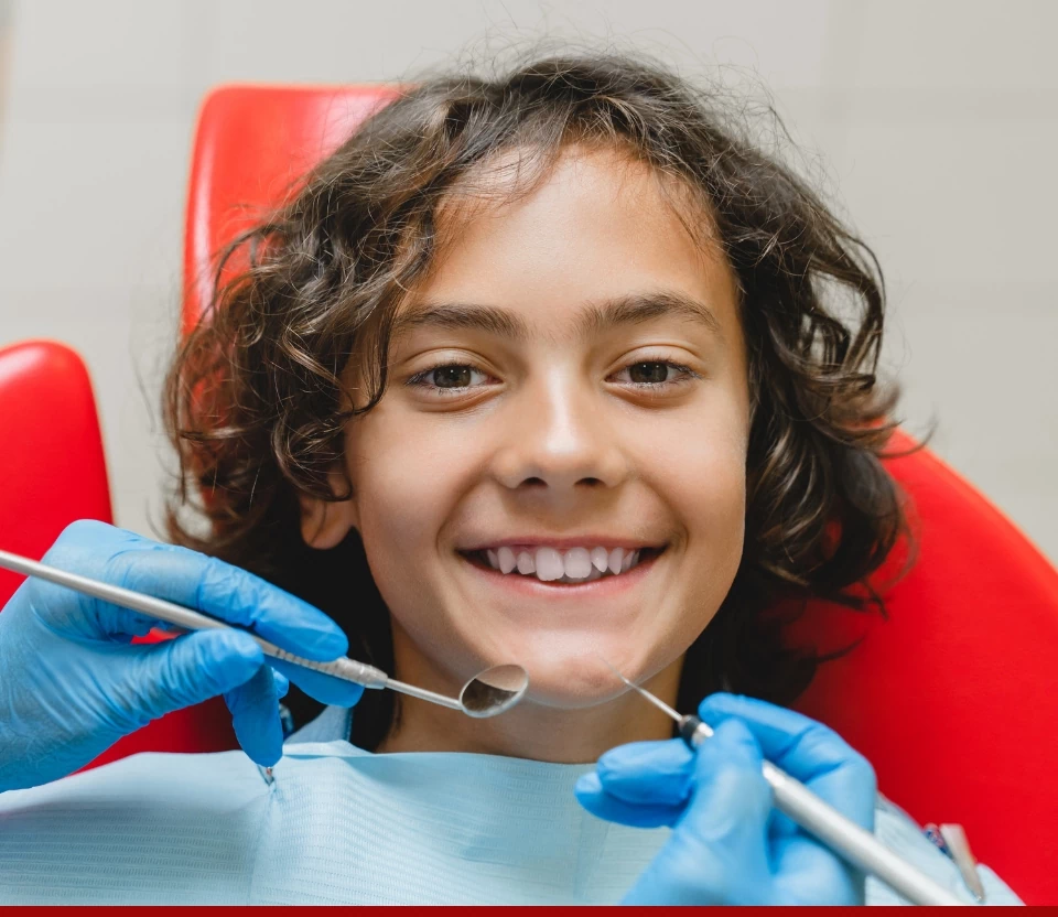 uśmiechnięte dziecko u dentysty