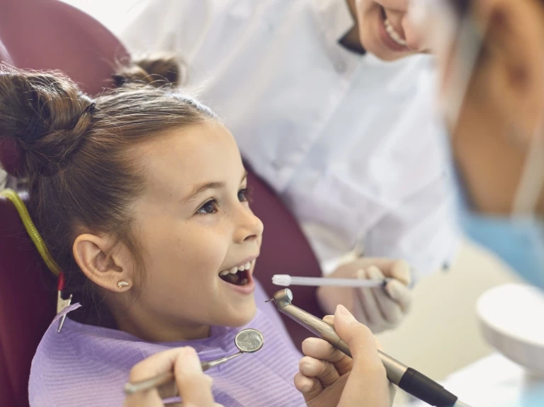 dziecko podczas wizyty u stomatologa
